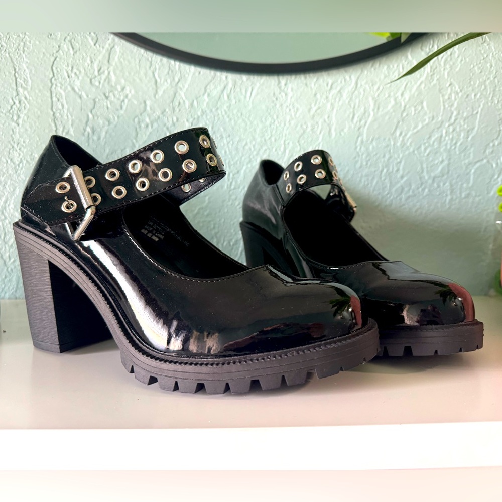 Black Mary Jane pumps